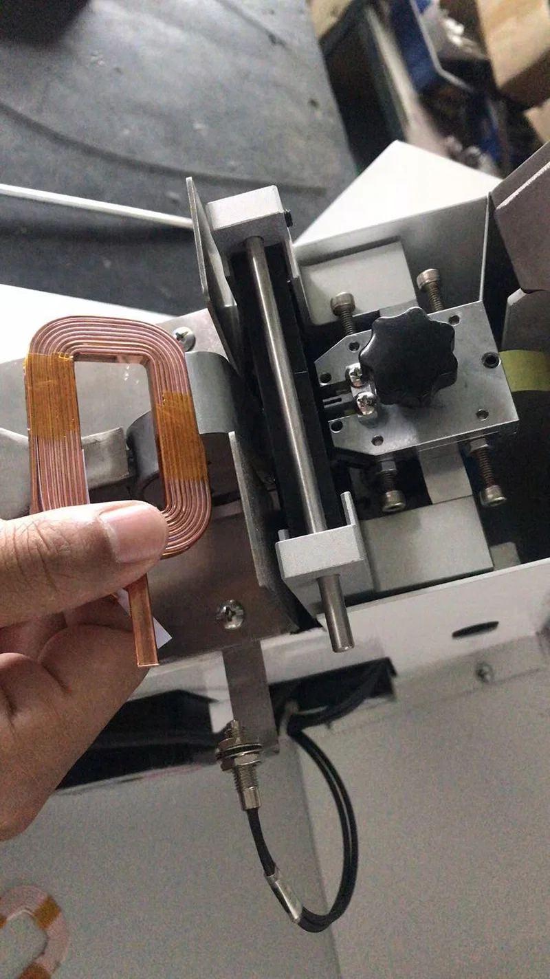 Nastratrice per bobine di filo, macchina semiautomatica per avvolgimento di nastri adesivi