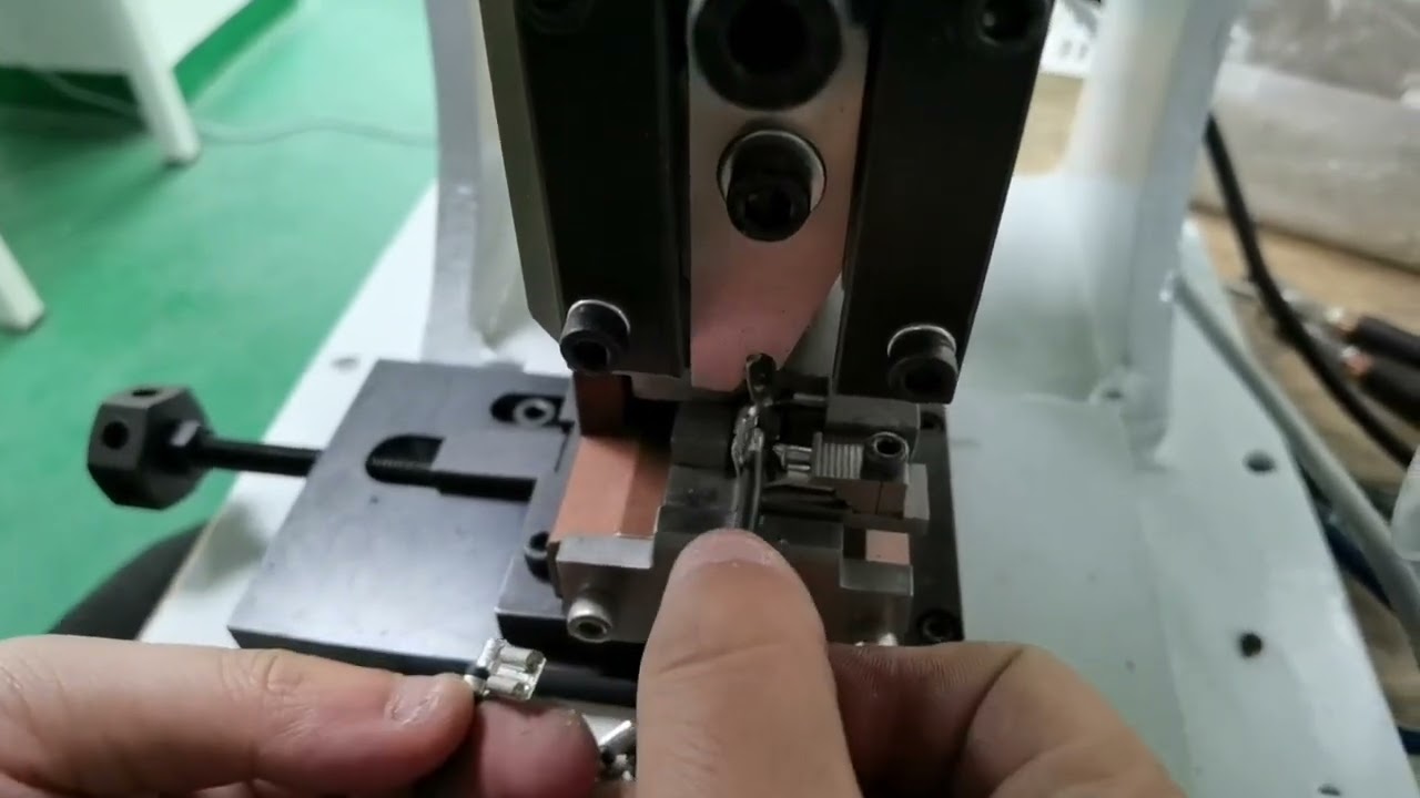 Macchina crimpatrice 2T con stampo a bandiera – Video di verifica e messa a punto
