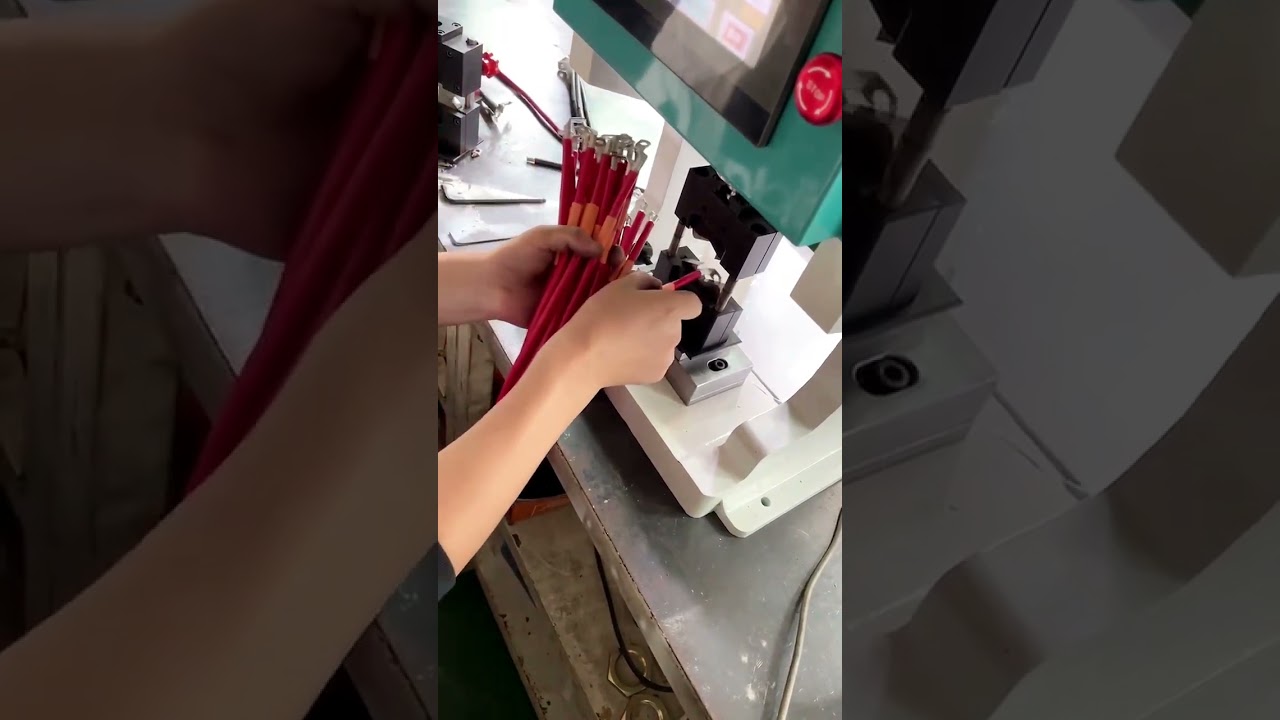 Stampo Personalizzato: Crimpatura di Terminali Piegati a 90° | Macchina per Cavi