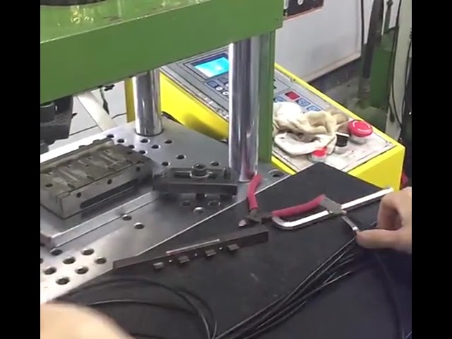 Macchina per stampaggio a iniezione verticale 15T: stampaggio preciso di spine USB e teste cavi audio