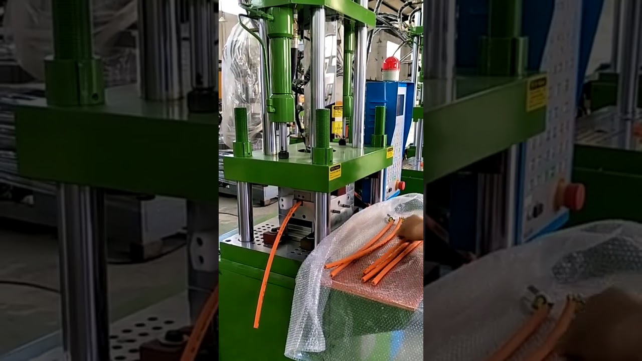 Macchina per stampaggio a iniezione PVC per spine 3 poli piatti standard AU - Modello 450ST