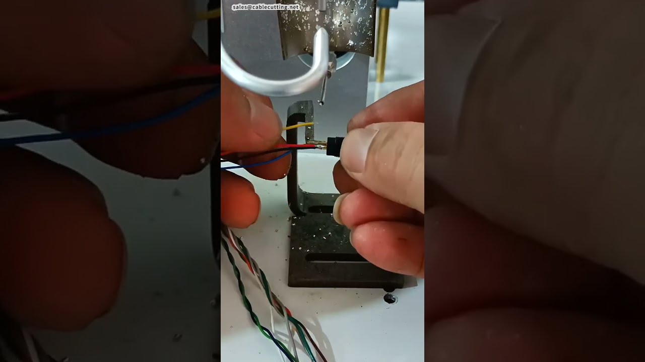 Macchina per saldatura semiautomatica per connettori molto piccoli #fabbrica #macchina #cnc