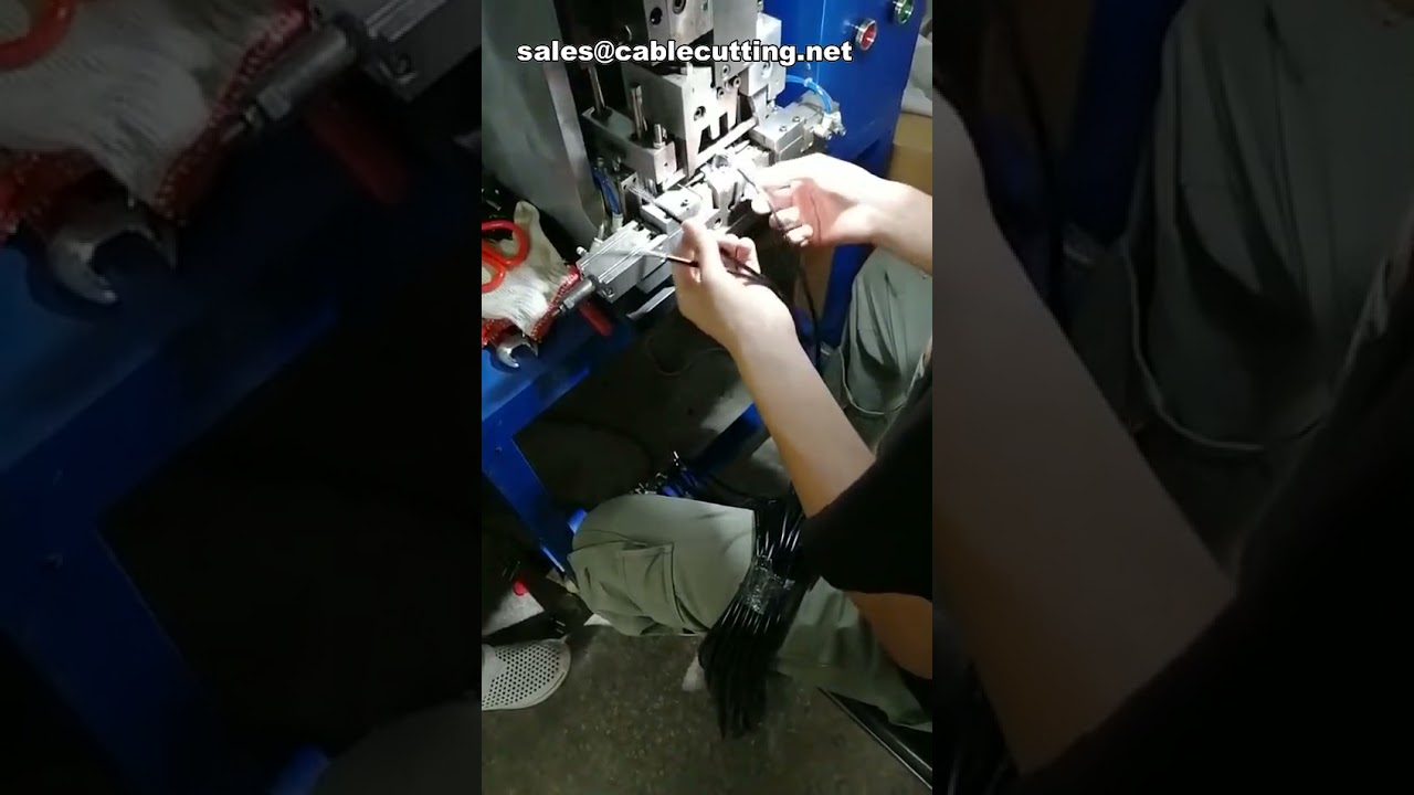 Macchine automatiche per crimpatura inserti: soluzioni per spine francesi e mediorientali