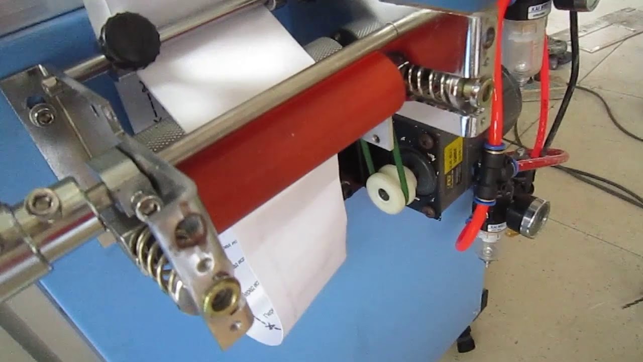 ZCUT 220: taglio ultrasuoni per etichette in raso bianco, perfetta per etichette tessute e loghi TTR