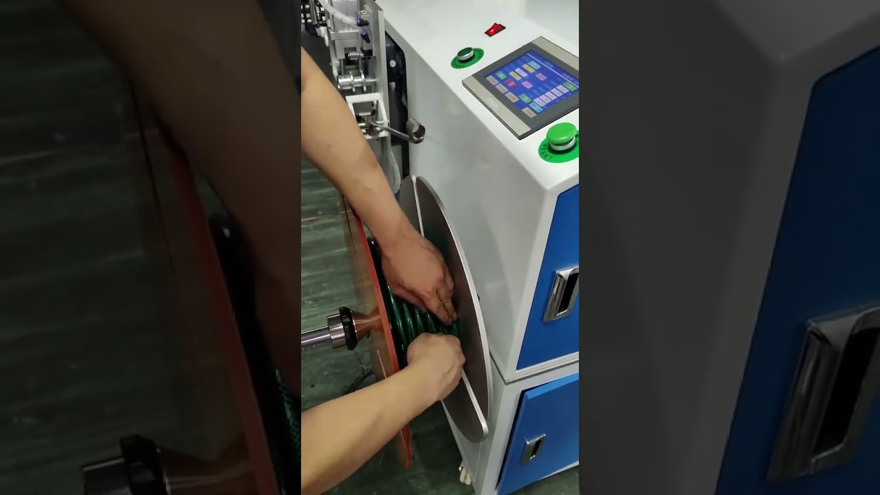 Avvolgimento preciso e ordinato di tubi per acqua con velocità regolabile e smistamento #fabbrica #macchina