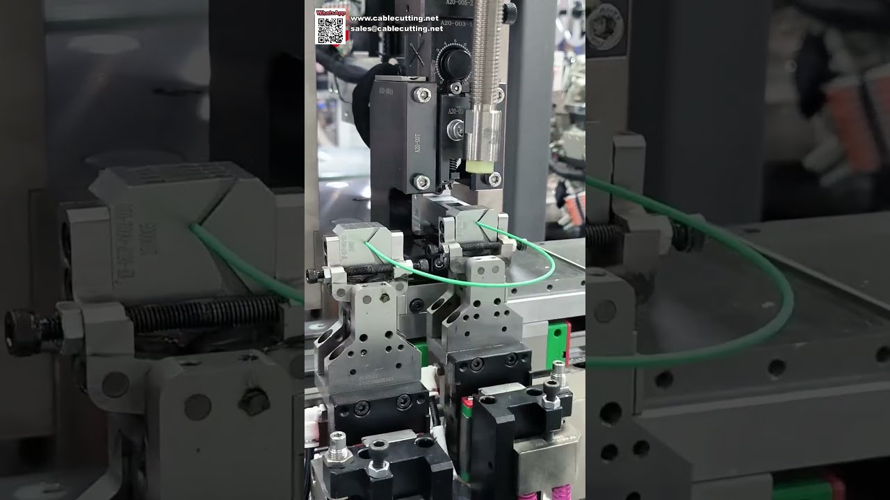 Macchina automatica per crimpatura terminali e inserimento connettori: attrezzatura per lavorazione cavi
