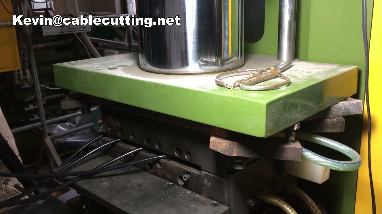 Macchina per stampaggio a iniezione per produzione spine – Automazione e precisione