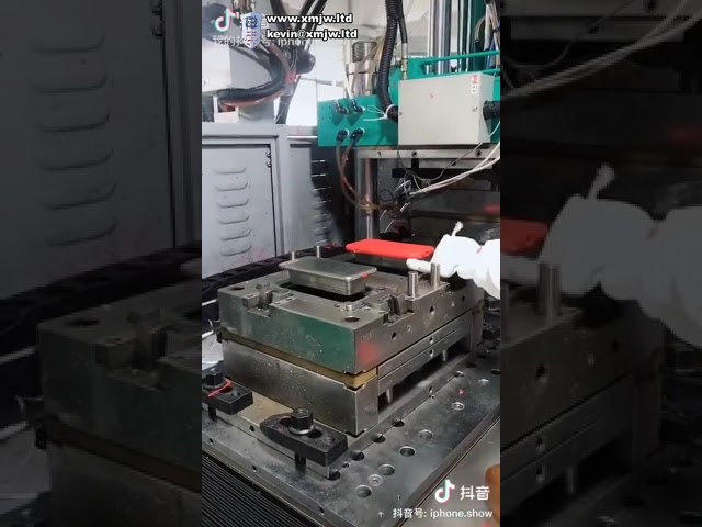 Macchina per stampaggio a iniezione verticale BMC e LSR - Bakelite e gomma siliconica