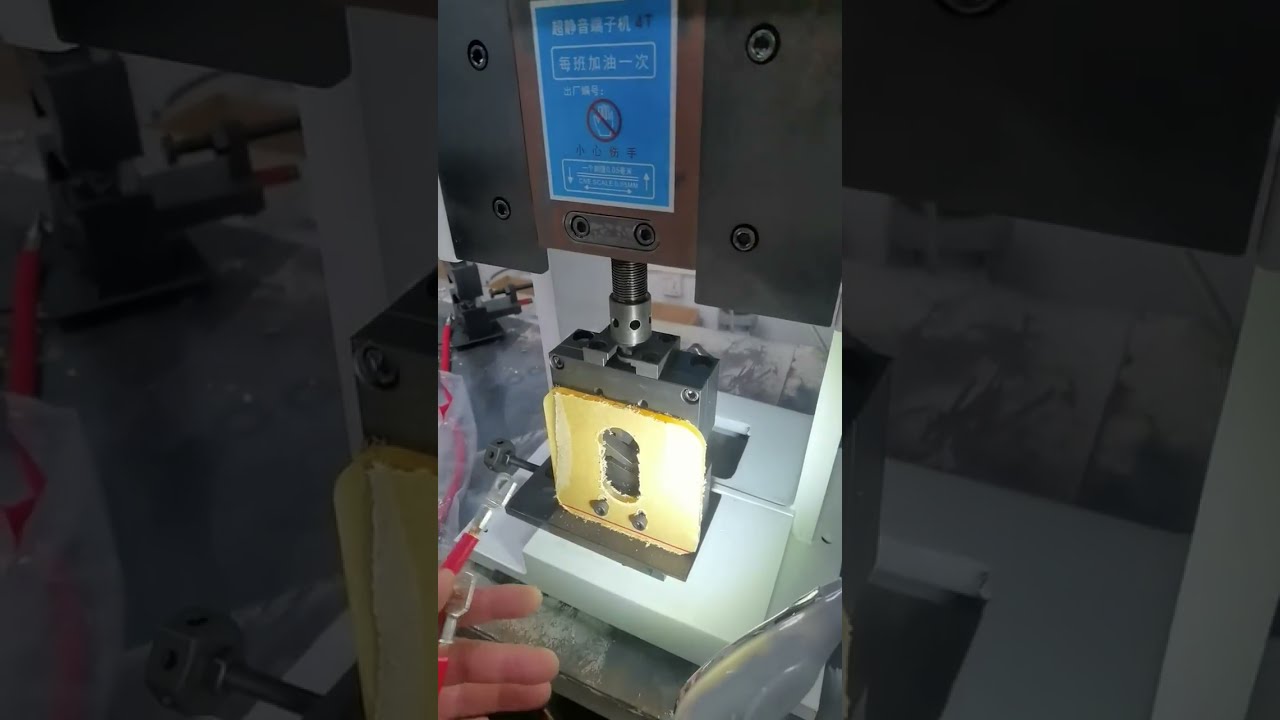 Macchina crimpatrice terminali 4T con stampo esagonale – Scatto reale in fabbrica #automazione