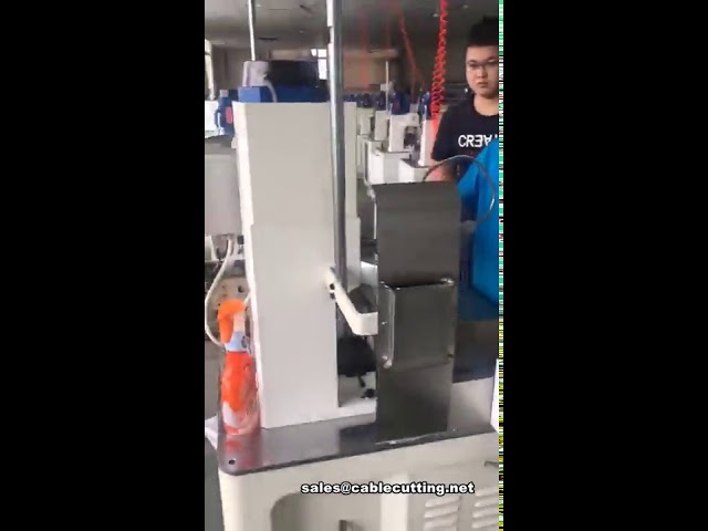 Macchina automatica per taglio, spelatura, crimpatura e inserimento connettori stagni